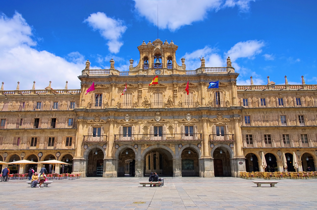 Descubre Salamanca en un recorrido de Media Jornada que te sumergirá en la esencia de esta ciudad en un tiempo perfecto de 2 horas y media a 3 horas. Explora los monumentos más icónicos y emblemáticos mientras desentrañas la rica historia y cultura que ofrecen. Nuestro modelo de visita guiada de media jornada te garantiza una experiencia completa, llevándote a los lugares más destacados para que aproveches al máximo tu tiempo en Salamanca. Además, aprovecha para explorar otras excursiones y planes emocionantes, como disfrutar de una noche de hotel en la ciudad, degustar la deliciosa gastronomía local en los mejores restaurantes, y descubrir todos los emocionantes planes y qué hacer en Salamanca. ¡Embárcate en esta fascinante aventura con nosotros y vive la ciudad como nunca antes!