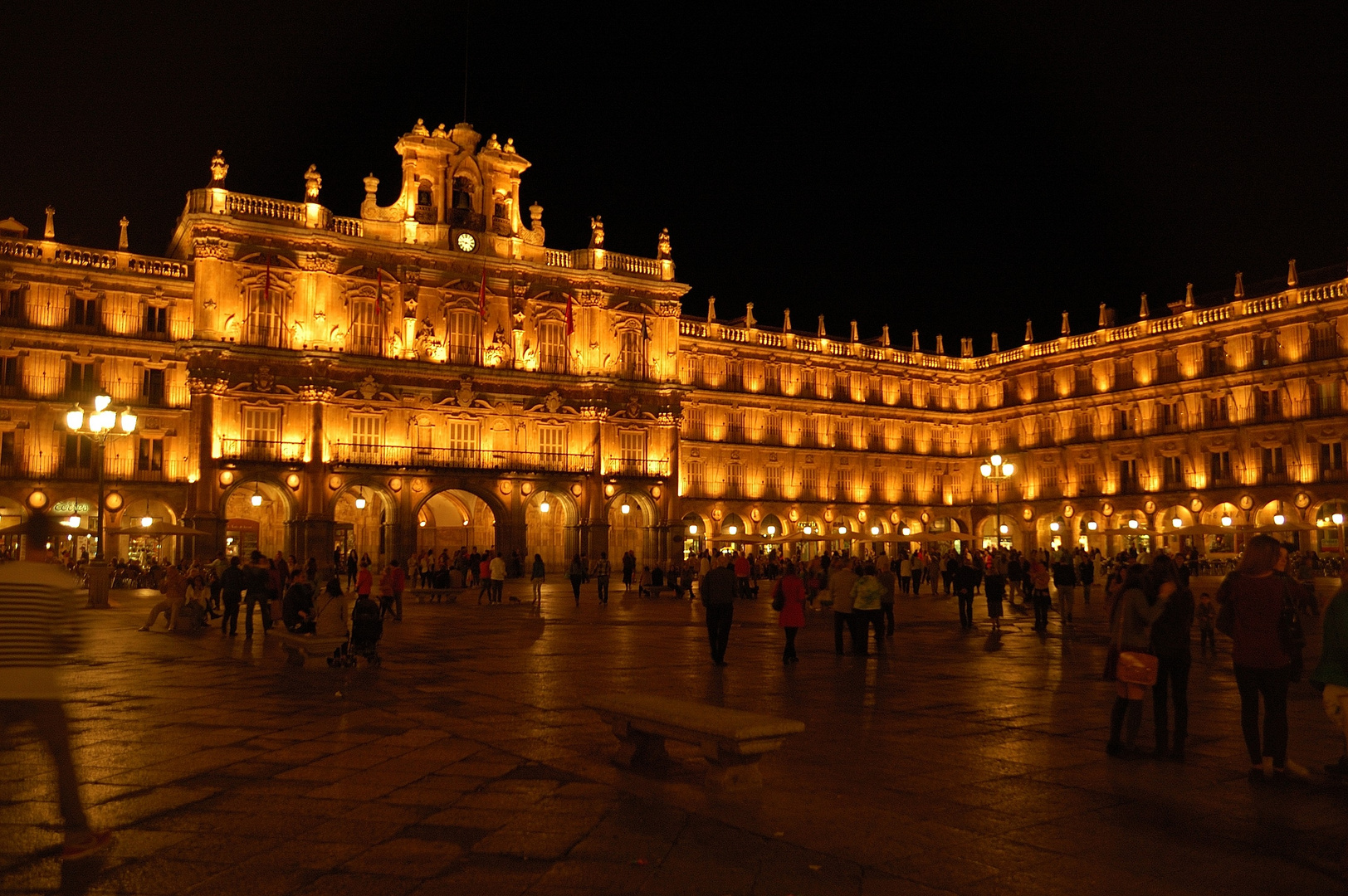 Te invitamos a sumergirte en una experiencia única durante nuestra visita guiada nocturna en Salamanca. Descubre una Salamanca iluminada, repleta de historias y leyendas de tiempos pasados que te transportarán a épocas fascinantes. Contempla los monumentos bajo la mágica luz de la noche, desvelando su encanto misterioso y dejándote cautivar por la atmósfera única que ofrecen. Durante el recorrido, exploraremos personajes tan dispares como el Lazarillo de Tormes, La Celestina, y conoceremos el coraje y valentía de Doña María la Brava. Sumérgete en las historias de brujería que acontecieron en la "Cueva de Salamanca", las cuales inspiraron a Cervantes a escribir su famoso entremés. Aprovecha esta experiencia nocturna y complementa tu visita con emocionantes planes adicionales, como excursiones, una noche de hotel para prolongar la magia, disfrutar de la rica gastronomía local, y descubrir todos los planes y qué hacer en Salamanca. ¡Vive la ciudad bajo las estrellas con nosotros!